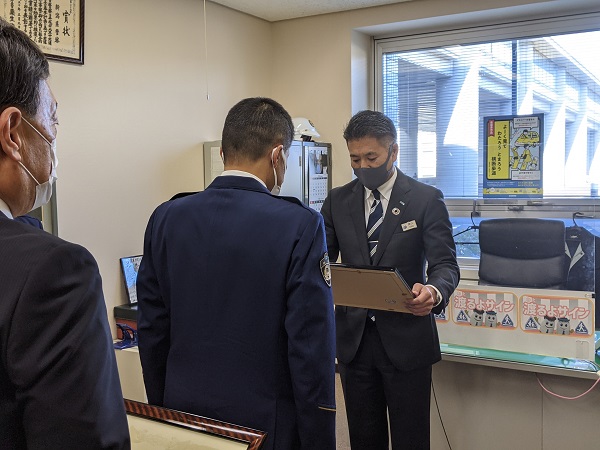 小林会長（右）から山崎交通指導課長（左）へ感謝状授与