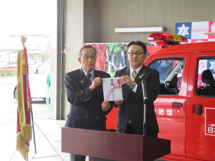 佐藤市長へ目録の贈呈